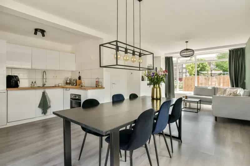 Hoekwoning met garage en tuin in Oosterwei