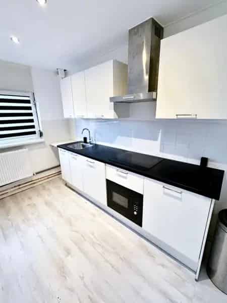 2 Slaapkamer Appartement - Privé Ingang, Balkon & Veilige Parking