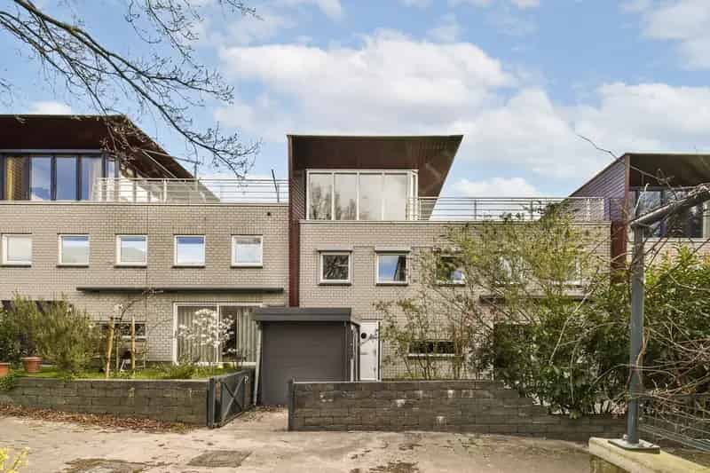 Huis te Koop Amsterdam: Ruime Familiewoning met Tuin en Dakterras