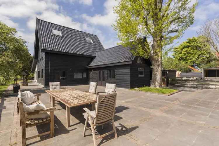 Huis te koop Weesp: Landhuis met paardenstallen en rijbaan