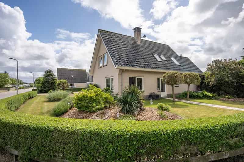 Vrijstaand Huis met Riante Loods en Tuin