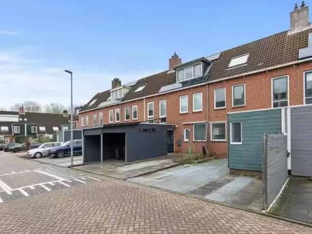 Gezinswoning te Uithoorn 102m2 2 parkeerplaatsen Tuin aan het water