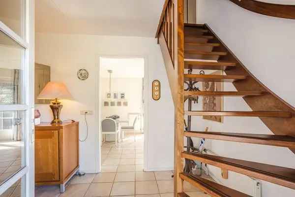 Semi-bungalow gelijkvloers wonen ruim perceel 601m2