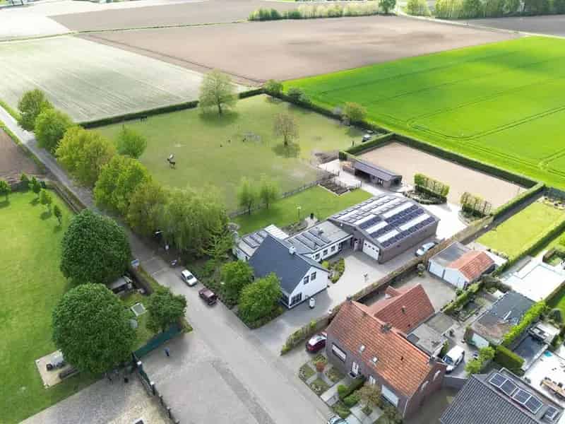 Landhuis met paardenstallen en 5 slaapkamers te Neeritter