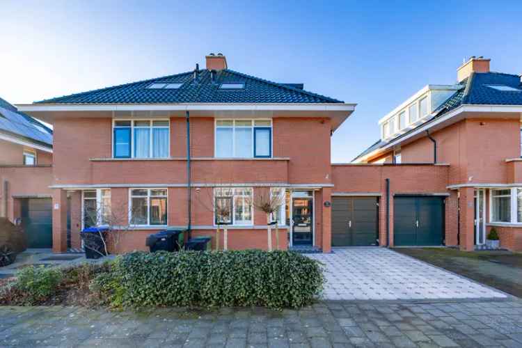 Huis Te Koop in 12, Middelgeestlaan, Voorschoten, Zuid-Holland