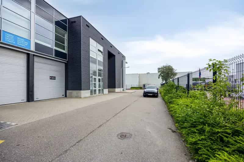 Bedrijfshal te Huur Zwolle 130m2 Kantoor 35m2 A28