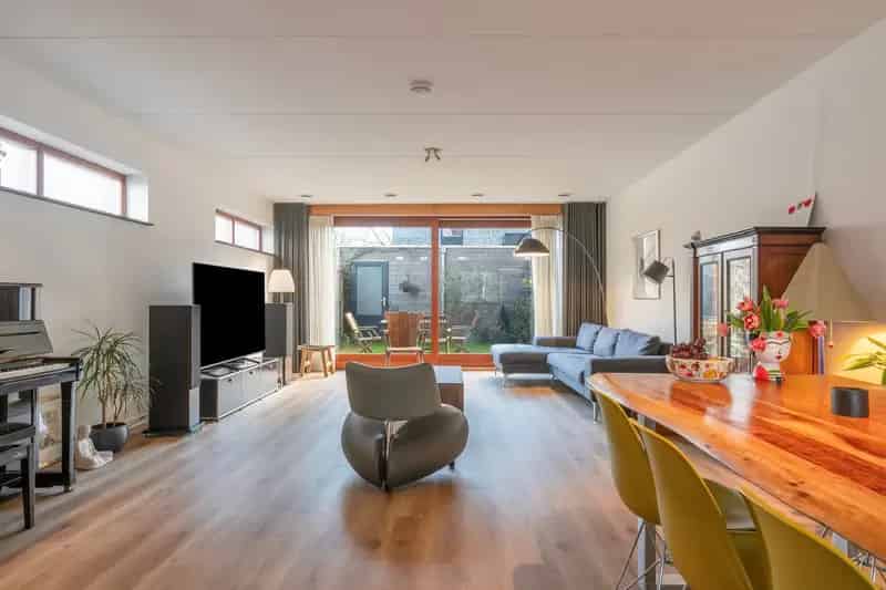 Amsterdam IJsselmeerstraat: Luxe 3 Slaapkamers Dubbele Benedenwoning