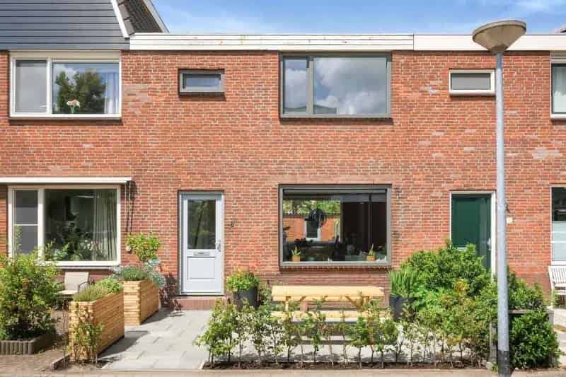 Huis te koop Wormer: Gerenoveerde Tussenwoning met Diepe Tuin