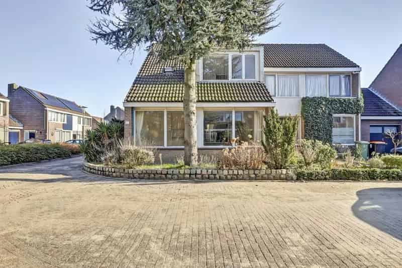 Ruime Tweekapper met 4 Slaapkamers en Garage in Paauwenburg