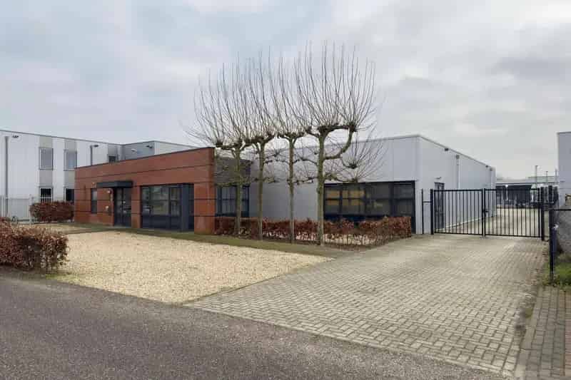 Bedrijfshal te Huur Oss 408m2 Kantoor 130m2 Buitenterrein
