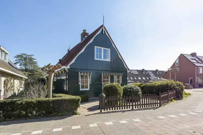 Huis te koop Torenlaan 9 Wormer: Semi-bungalow met vaart 3 slaapkamers