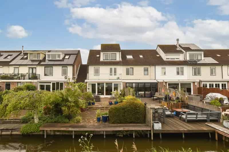 Huis te koop Ouderkerk aan de Amstel  4-kamer hoekwoning Ouderkerkerplas