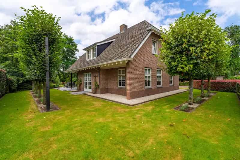 Luxe Villa met Parktuin en Zwemvijver Nabij Breda