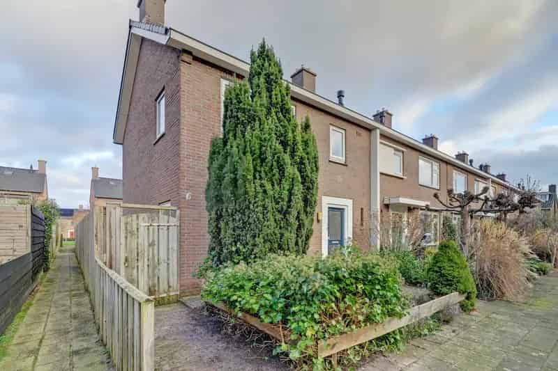 Huis te koop Zaltbommel: Gezinswoning nabij winkels en scholen