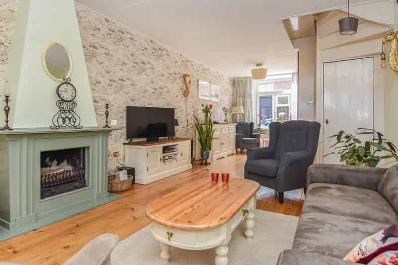 Huis te koop Den Haag: 4 Kamer Woning Tuin Nabij Winkels Scholen