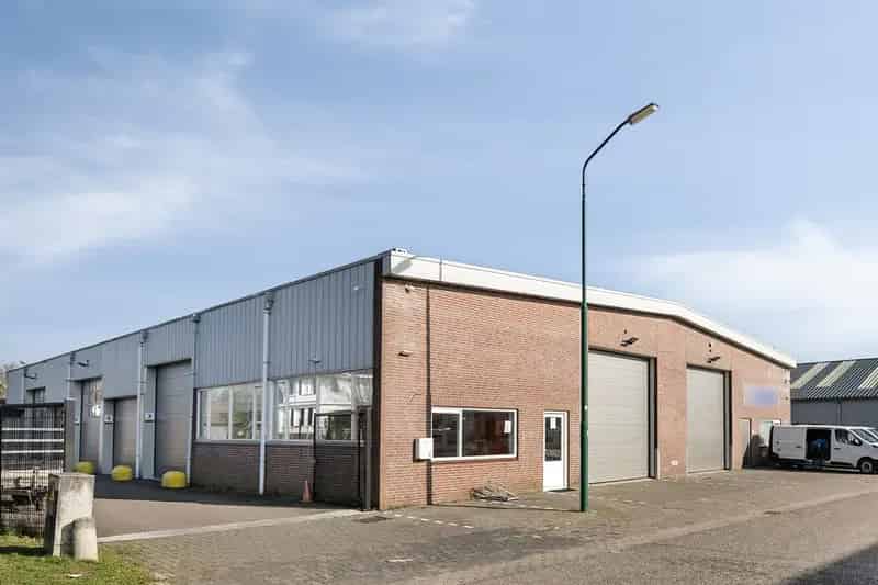 Bedrijfshal Woerden 689m2 te huur Kantoor Kantine Parkeerplaatsen