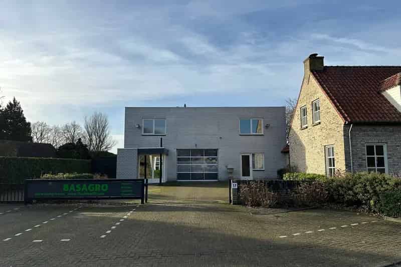 Bedrijfshal te Huur Hoeven 790m2 Kantoor en Productie