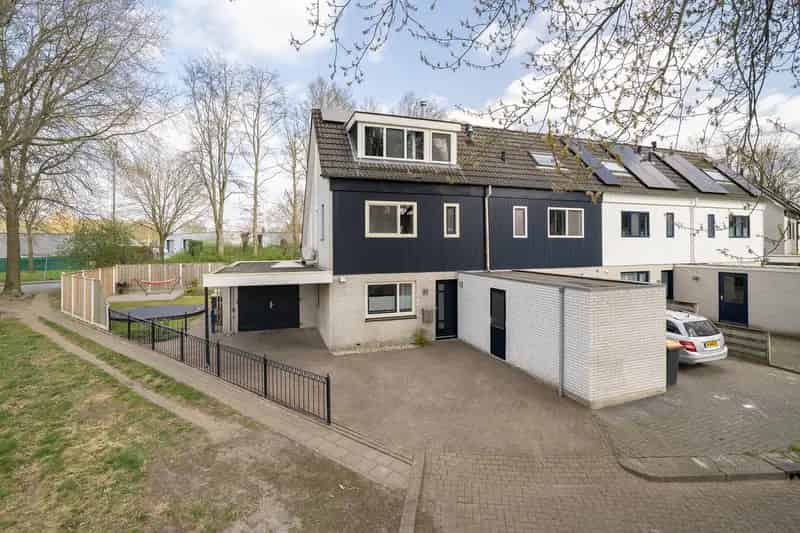 5 Slaapkamers Hoekwoning Grote Tuin Hengelo