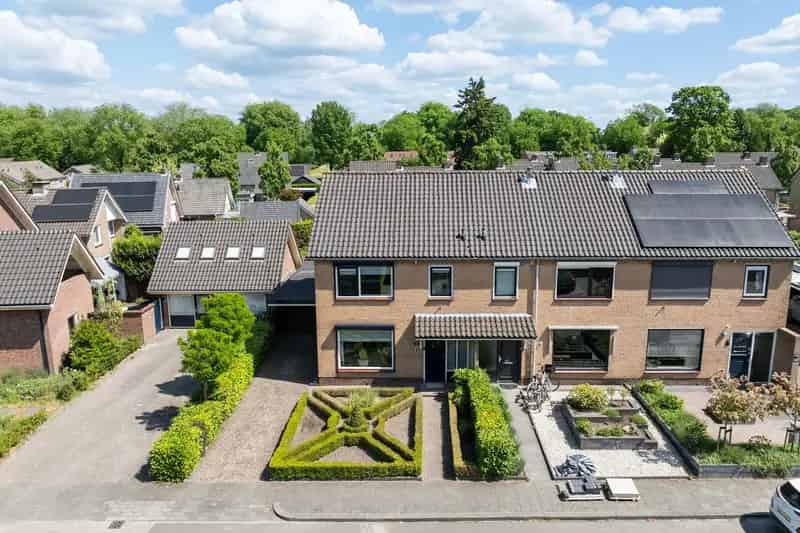 Ruime Hoekwoning Beekbergen 4 slaapkamers Garage Tuin