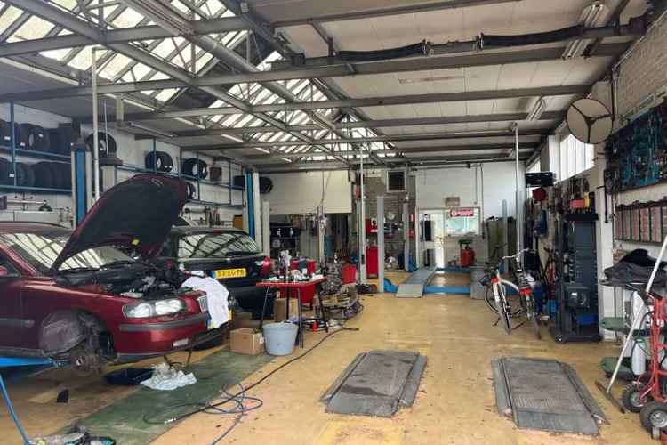 Autogarage te CUIJK - 326m² - Nabij A73