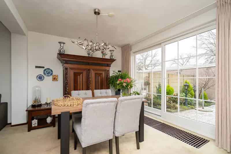 Huis te koop Tilburg: Uitgebouwde woning met garage en tuin