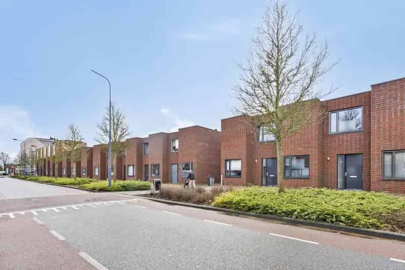 Moderne Geschakelde Woning 3 Slaapkamers Zonnige Tuin 2011