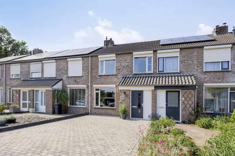 Ruime instapklare gezinswoning met 4 slaapkamers nabij voorzieningen