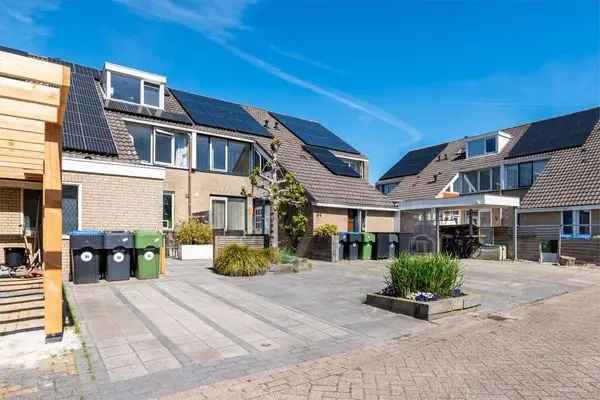 Tussenwoning Akkrum met Serre en Ligplaats aan het Water