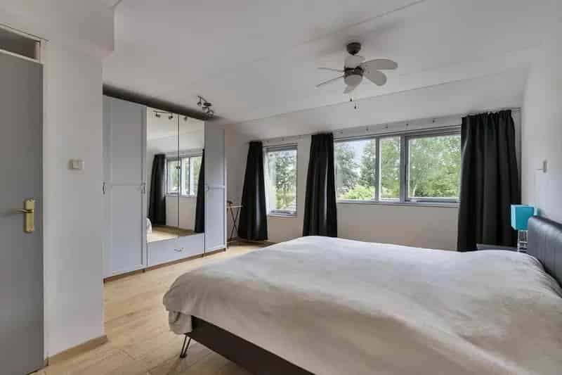 Instapklare Tussenwoning met Moderne Badkamer en Tuin