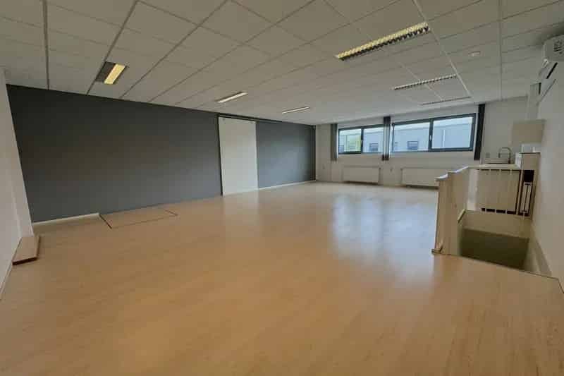 Bedrijfshal te Huur Almere A6 150m²