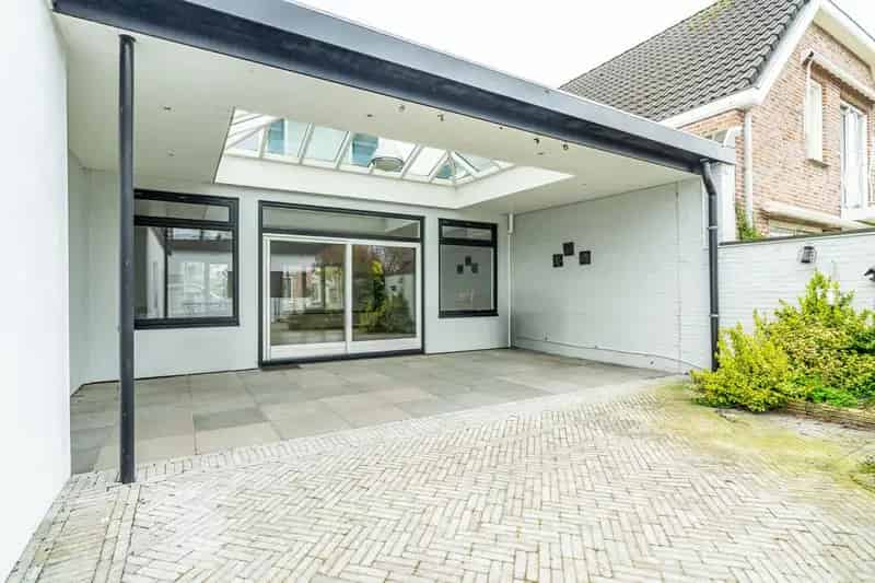 Huis te koop Zoeterwoude: Ruim hoekhuis met garage en huurinkomsten