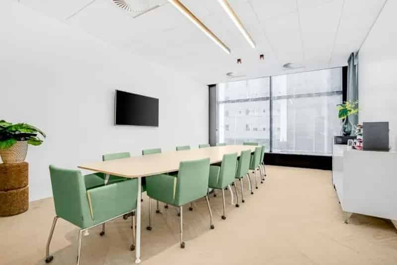 Ruim Kantoor 10-15 Personen inclusief faciliteiten