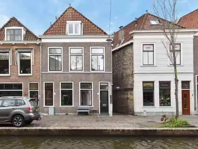 Grachtenpand Delft: gerenoveerd, moderne keuken, patio & dakterras