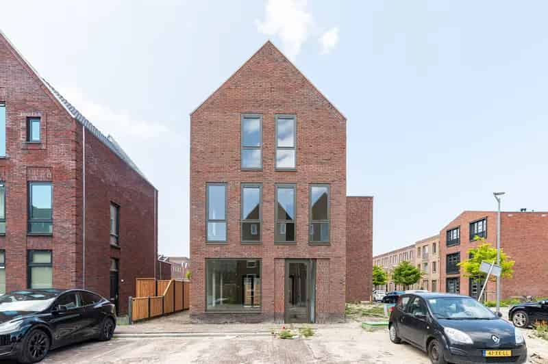 Tweekapper Almere 5 slaapkamers 2 badkamers 14 zonnepanelen A++