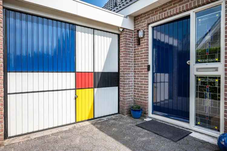 Vrijstaande woning met kantoor en grote garage in De Erven