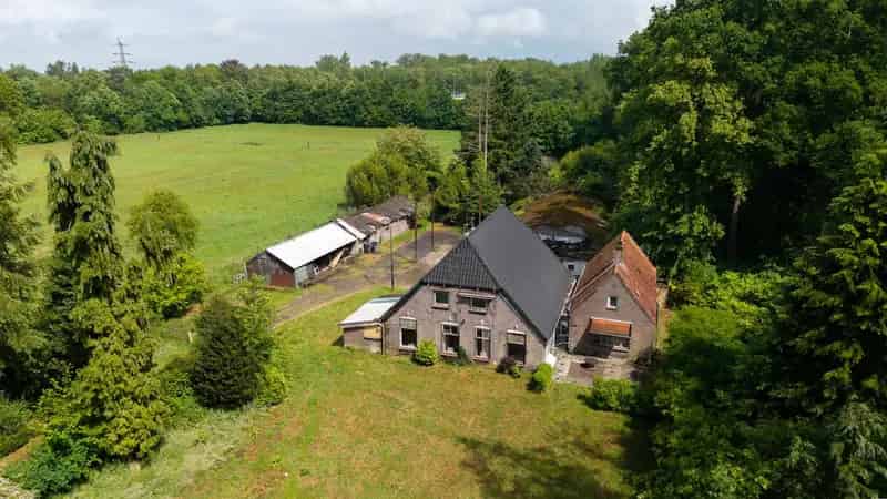 Huis te koop Zwarteweg 5 Emst Ruime woonboerderij met 21060m2 grond