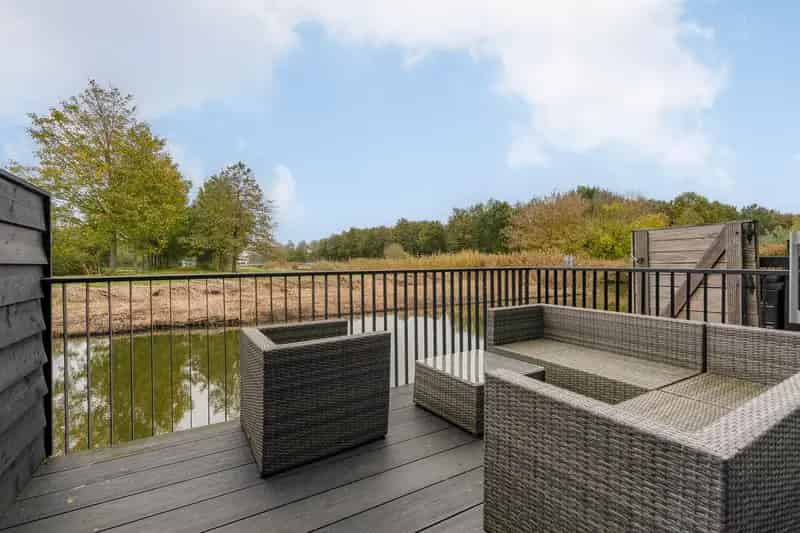 Huis te koop Almere: Ruime gezinswoning 4 slaapkamers, tuin aan het water