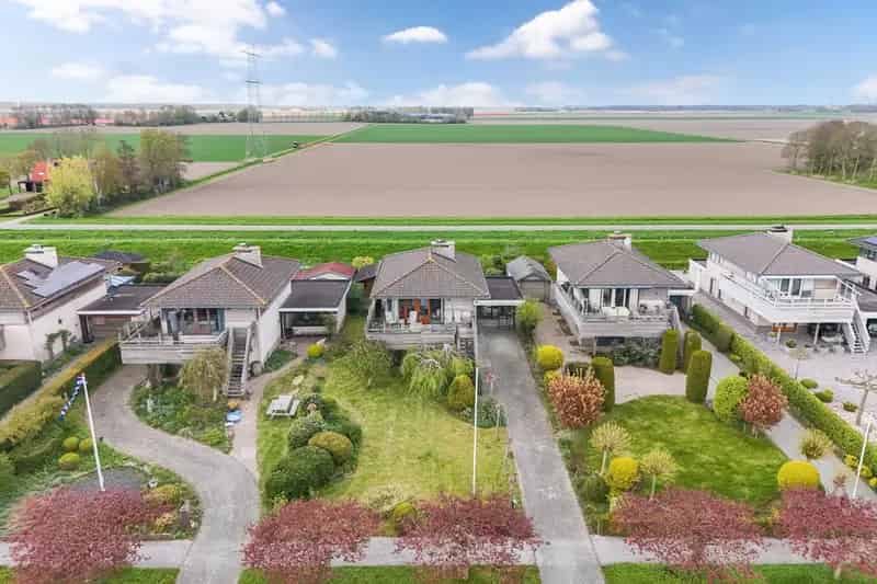 Vrijstaande Villa aan het Water met Ligplaats Schokkerhaven