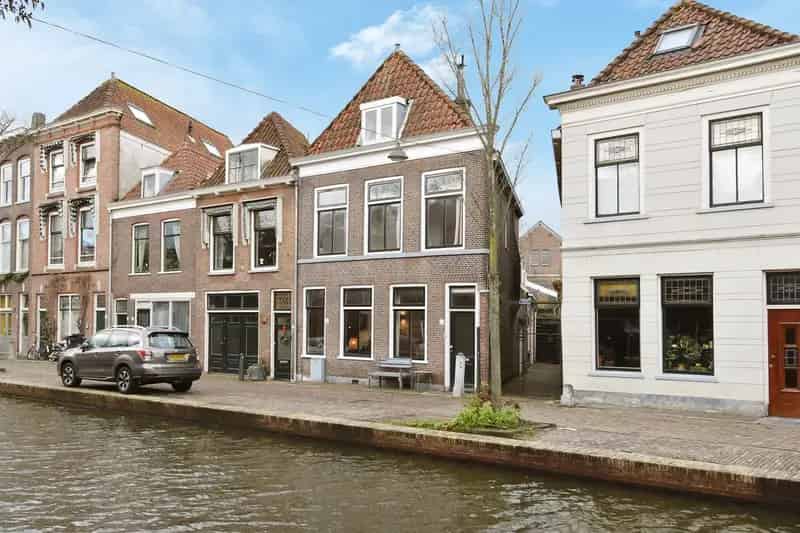 Grachtenpand Delft: 4 slaapkamers, moderne keuken, patio & dakterras