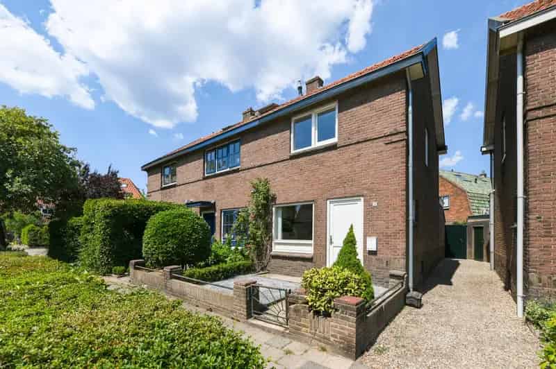 Huis te koop Baarn: Gerenoveerde hoekwoning met tuin