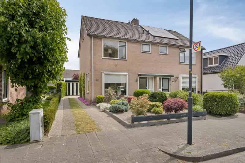 Ruime Tweekapper met 4 Slaapkamers en Diepe Tuin in Apeldoorn