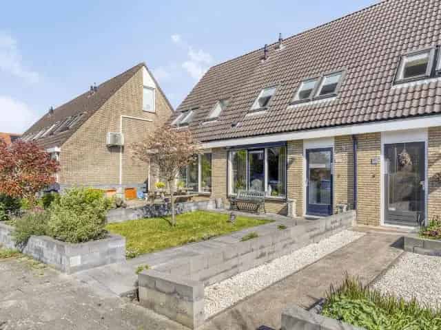 Tussenwoning Goedereede: Instapklaar met Zonnepanelen en Tuin