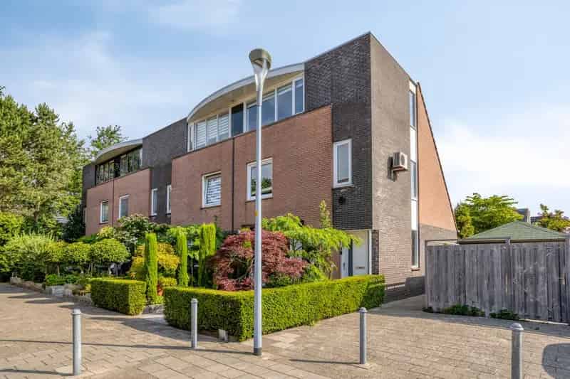 Huis te koop Hoofddorp: Ruime 4 slaapkamer woning met fraaie tuin
