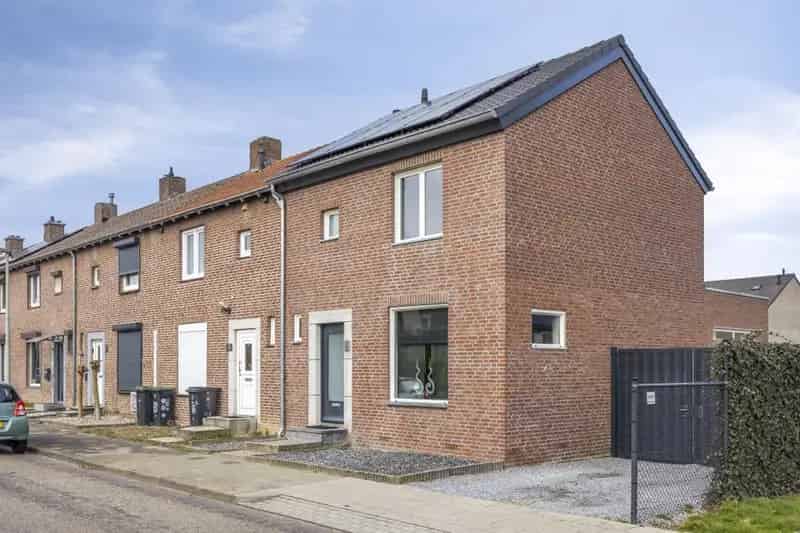 Hoekwoning Landgraaf 3 slaapkamers Ruime tuin 8 Zonnepanelen
