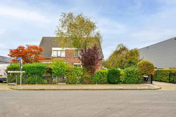 Bedrijfswoning met Kantoor en Ruime Bedrijfshal te Koop