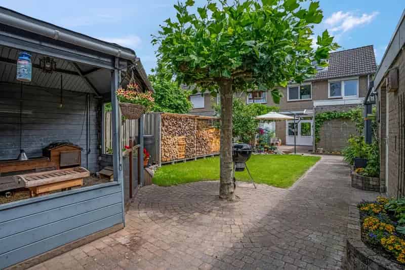 Huis te koop Valburg: Ruime Hoekwoning met Karakter en Grote Tuin
