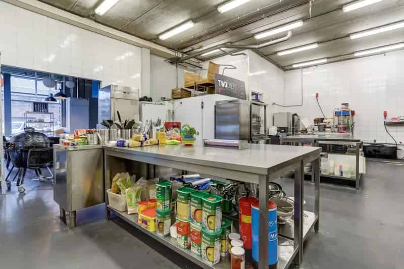 Bedrijfshal te Huur Nieuw Vennep 265m2 Kantoor Showroom