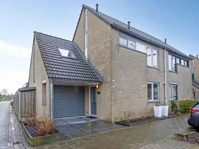 Te Koop: Ruime 5 Slaapkamers Tweekapper Almere Muziekwijk