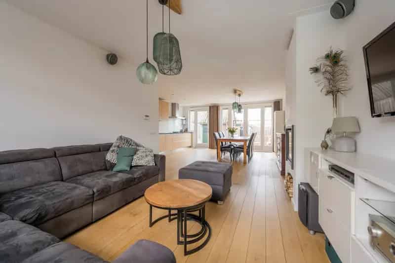 Instapklare Tussenwoning met 4 Slaapkamers en Garage te Soest
