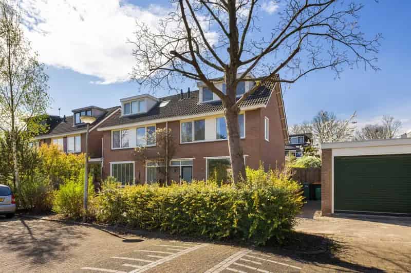 Tweekapper Oostzaan 3 slaapkamers tuin kantoortje garage Amsterdam